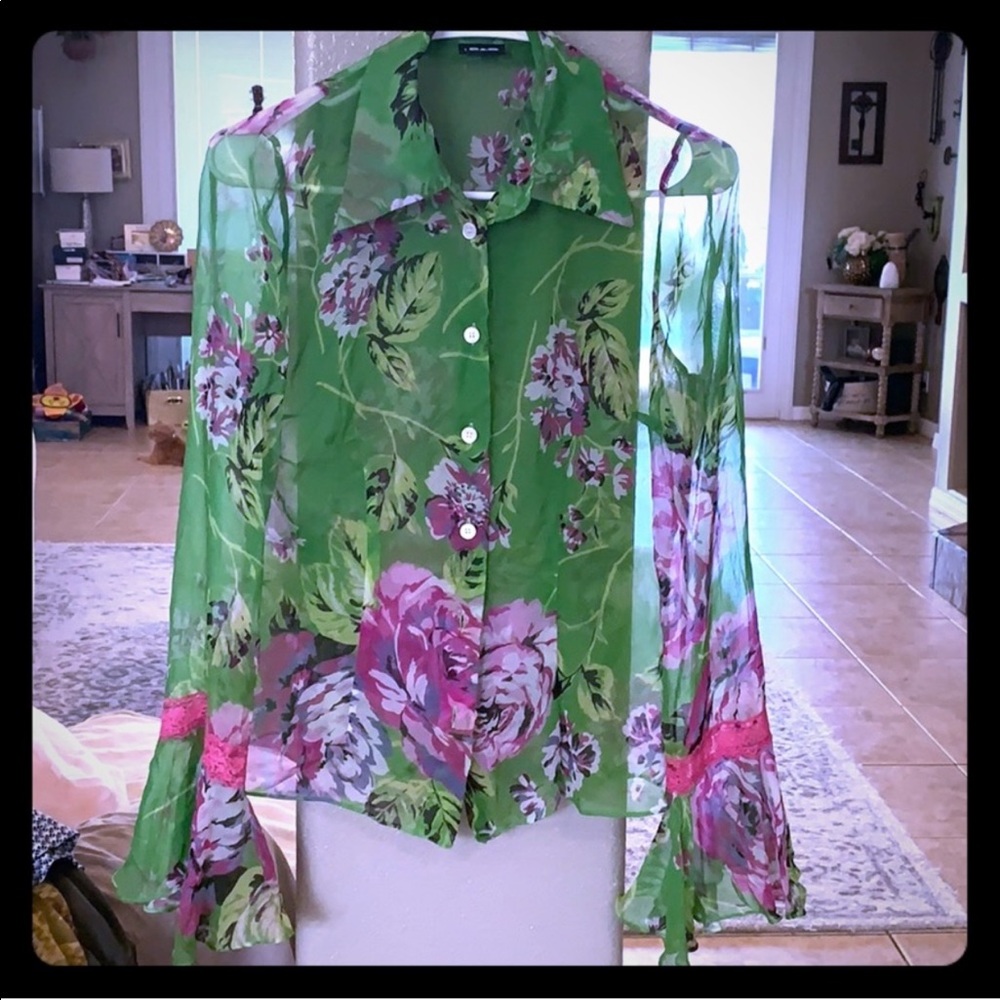 D&G super cute blouse like new! Bell sleeves